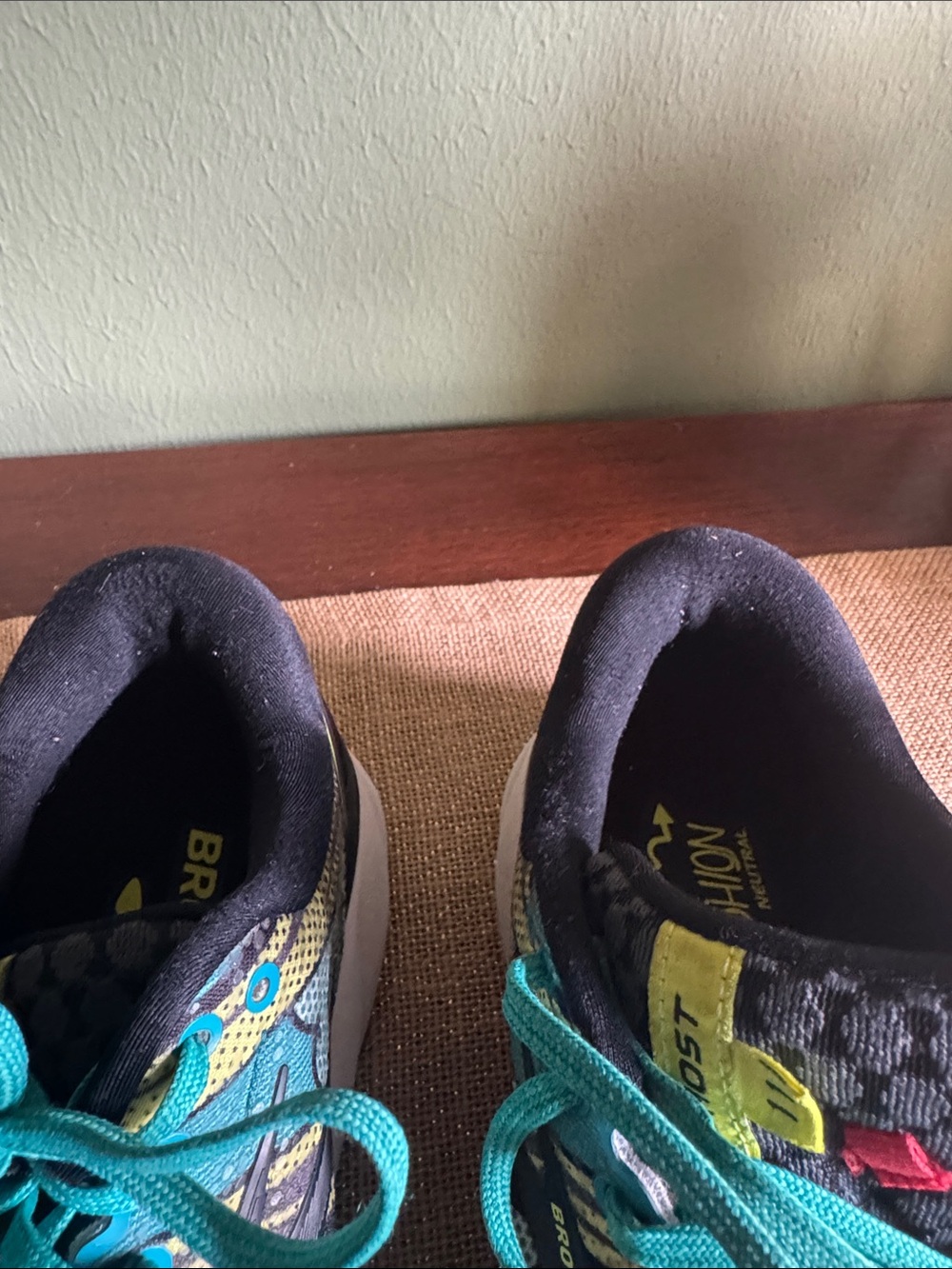 Brooks Ghost 11 Women’s Running Shoes NYC 26.2 Vibrant Comic Pop Design Size 9 - Picture 9 of 11